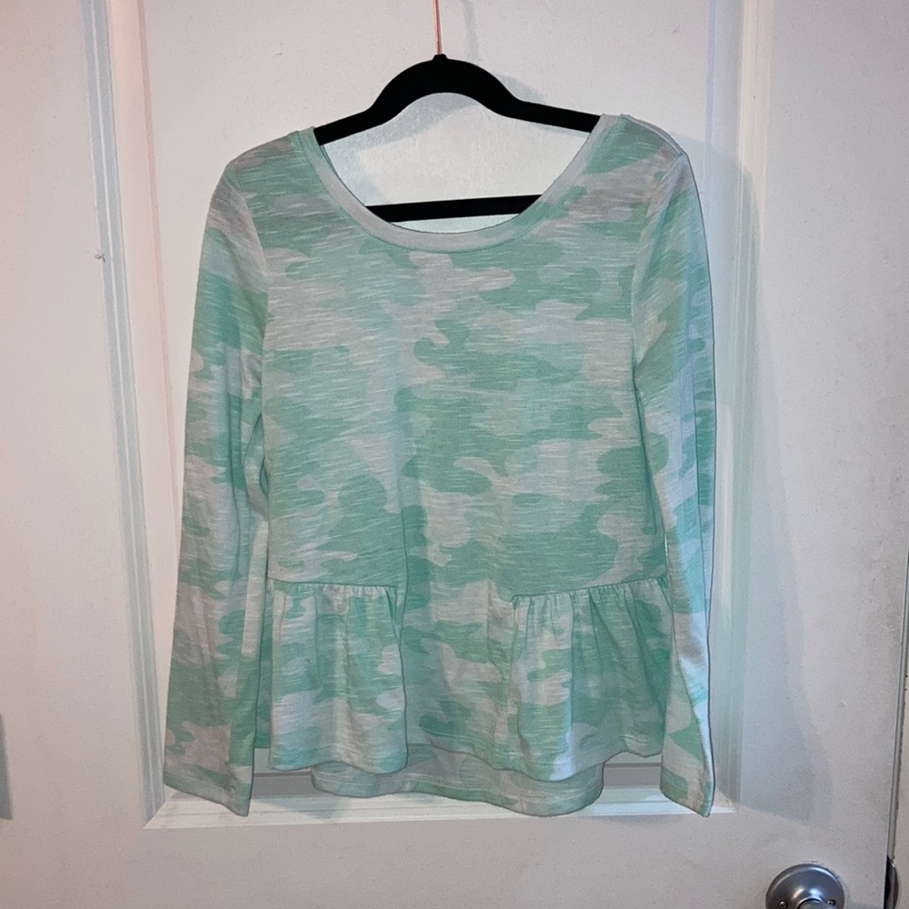 SO medium (8) girls long sleeve shirt mint green camo ruffled